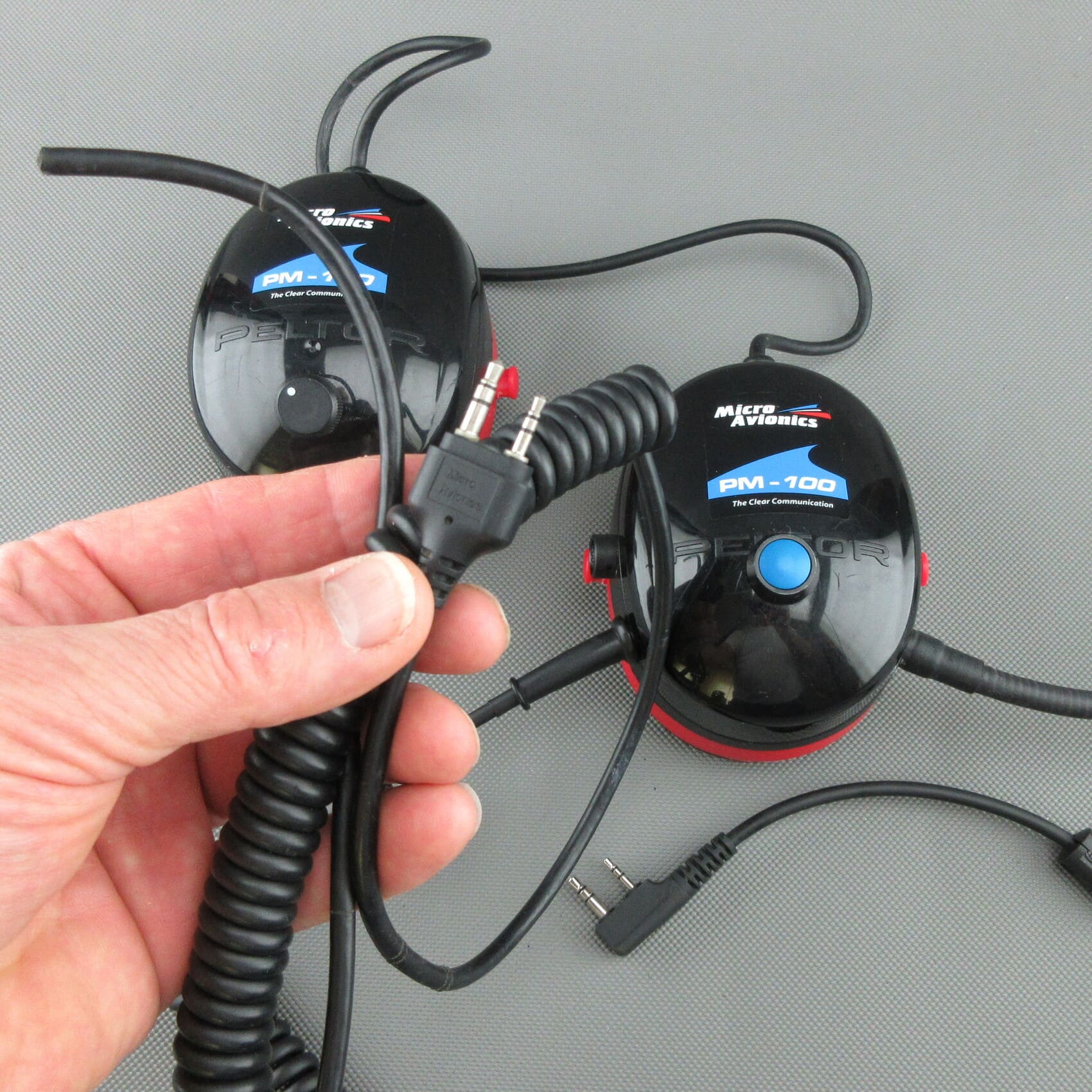 Das Bild zeigt ein MicroAvionics® PM-100 Headset nach der Revision und Umrüstung durch StarCom1.